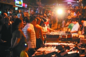 漯河市八里小学:以画为援致敬英雄|星空·综合体育(图1) 星空·综合体育